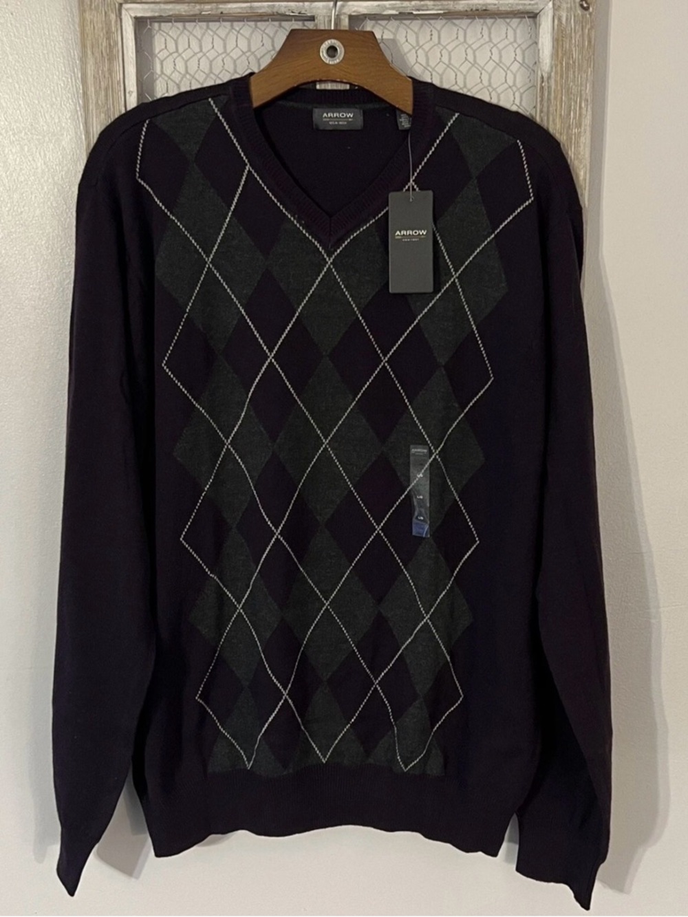 Arrow Men's Black & Dark Gray Argyle V-Neck Sweater